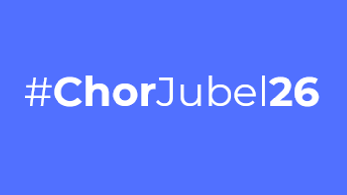 Ein blauer Hintergrund mit dem Hashtag „#ChorJubel26“ in weißer Schrift für eine Veranstaltungsfeier.