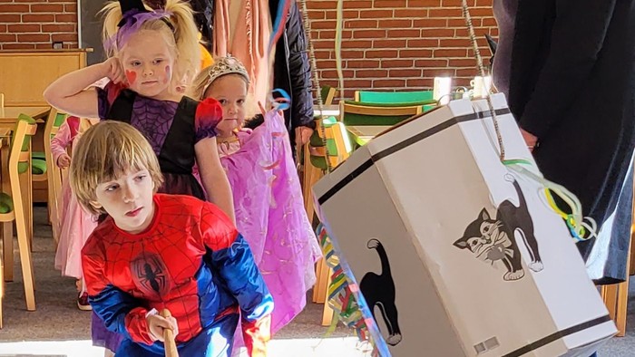 Børn spiller med trommer i legeværelset