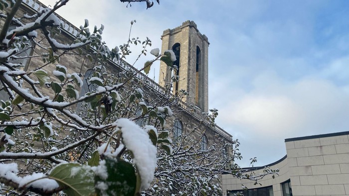 Skt. Lukas Kirke dækket af sne