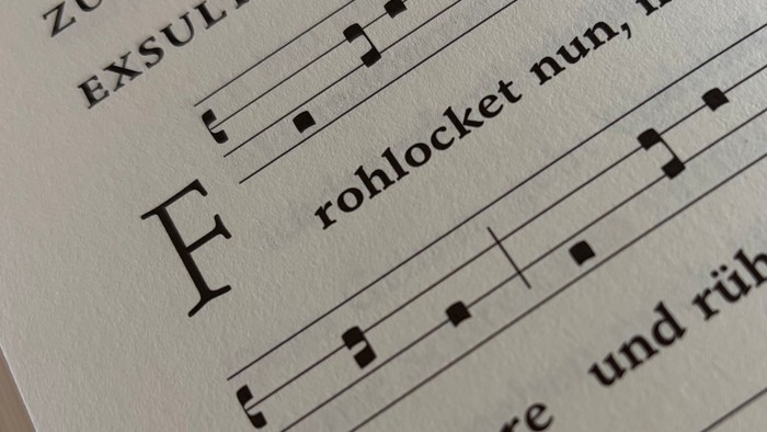 Notenausschnitt eines deutschen Osterliedes mit dem Titel *„Exsultet“* inklusive Noten und Liedtext.