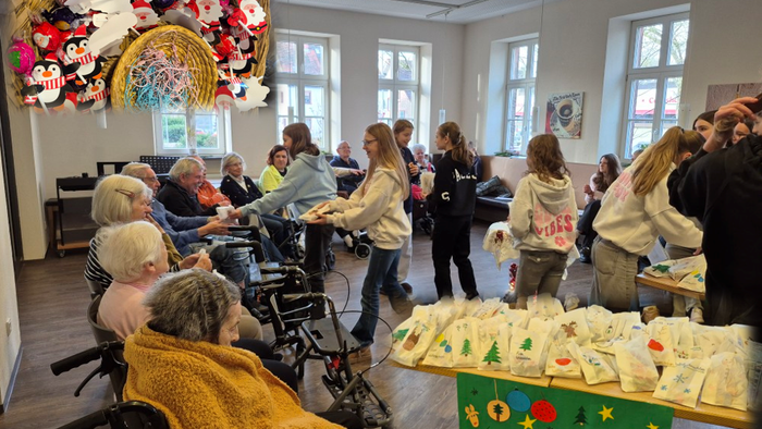 Besuch der 8b (Mädchenrealschule St. Josef) im Haus am Brunnen - die Schülerinnen verschenkten Zeit und Freude im Advent.