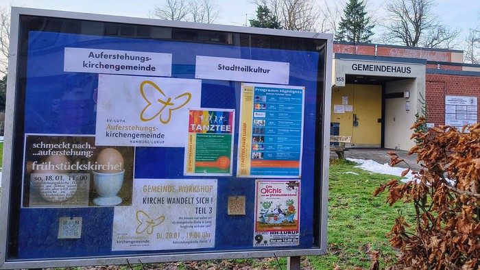 Ein Foto des gemeinsamen Schaukastens von Stadtteilkultur und Auferstehungskirchengemeinde vor dem Haus Luruper Hauptstr. 155