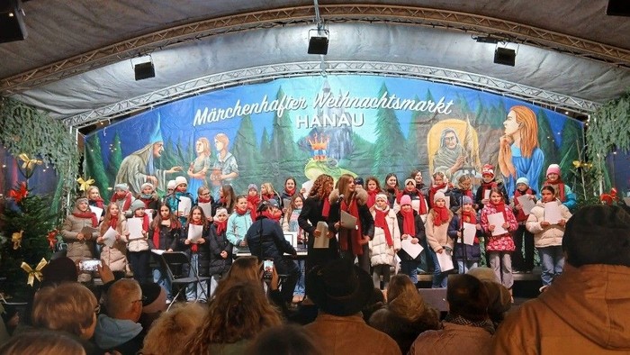 Auftritt der Mädchenrealschule St. Josef auf dem Hanauer Weihnachtsmarkt
