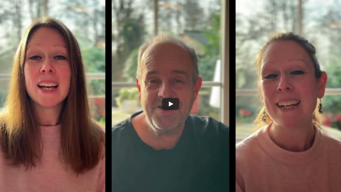 Drei Personen, die draußen in einem Collagen-Format lächeln und in eine Kamera singen oder sprechen.