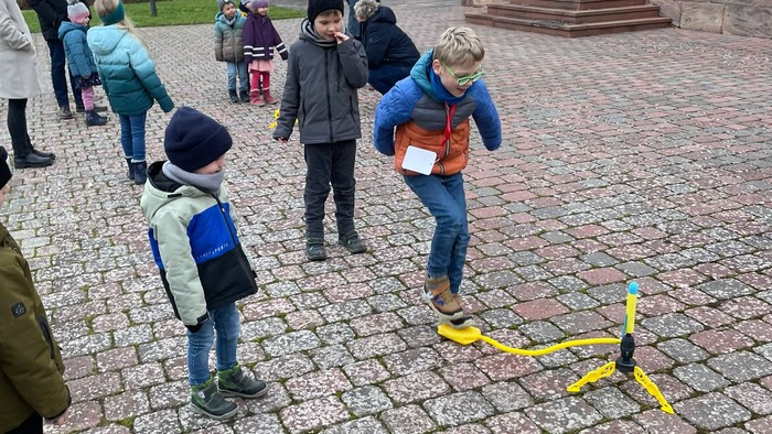 Kinder auf dem Kirchplatz