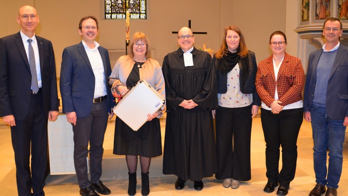 Zum Abschiedsgottesdienst von Annette Jeschak, die über viele Jahre die Arbeit-Leben-Zukunft / Perspektiv gGmbH maßgeblich geprägt hat, gratulierten auch Vertreterinnen und Vertreter der Diakonie Mark-Ruhr und der Perspektiv gGmbH. Auf dem Gruppenfoto v.l