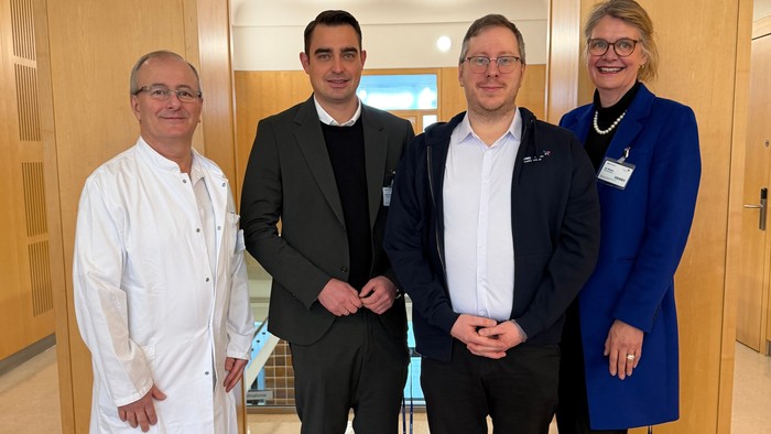Gruppenbild mit Prof. Dr. med. Ziya Akcetin (ärztlicher Direktor KMD Klinikum Luckenwalde), Edgar Opitz (Geschäftsführung, Pfr. Jonathan Steinker und Ute Wöhler (Pflegedienstleitung).