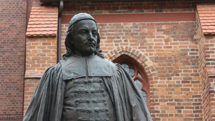Denkmal des bedeutenden Theologen und Liederdichters Paul Gerhardt vor der St. Moritz-Kirche Mittenwalde.