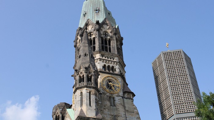 Altes Rathaus mit Uhrturm und moderner Wolkenkratzer im Hintergrund