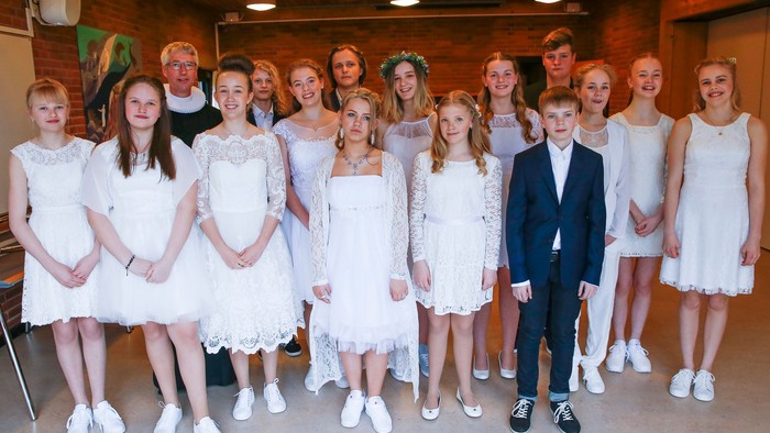 En gruppe af unge i formelle klæder samlet til et foto.