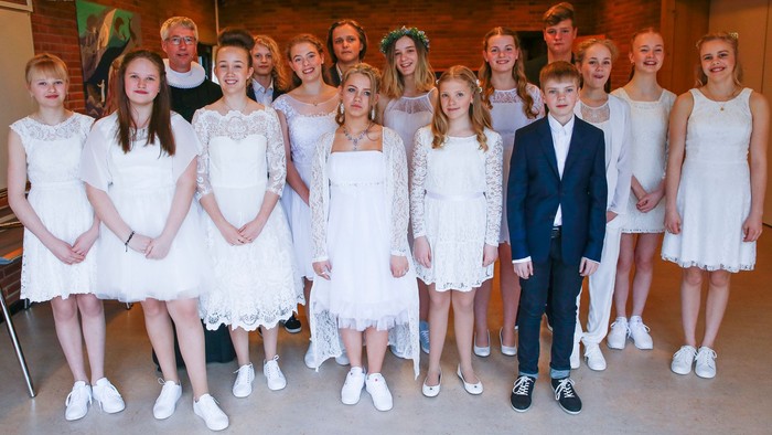 En gruppe af unge i formelle klæder samlet til et foto.