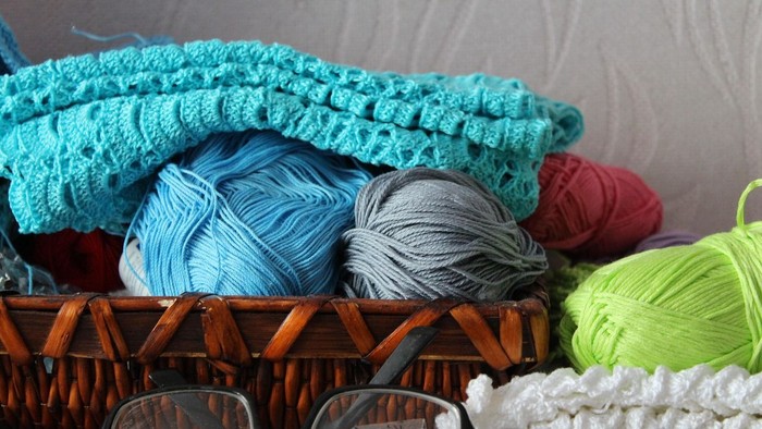 Wolle im Korb und Lesebrille