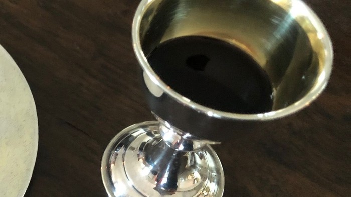 En smørrebrød og en kop kaffe på bordet