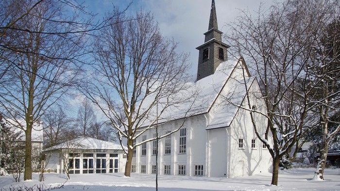 Johanneskirche im Winter unter einder dicken Schneedecke