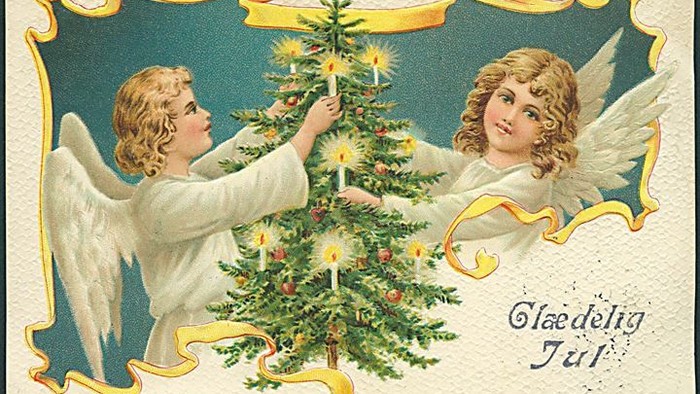 To angler ved at pyntke juletree