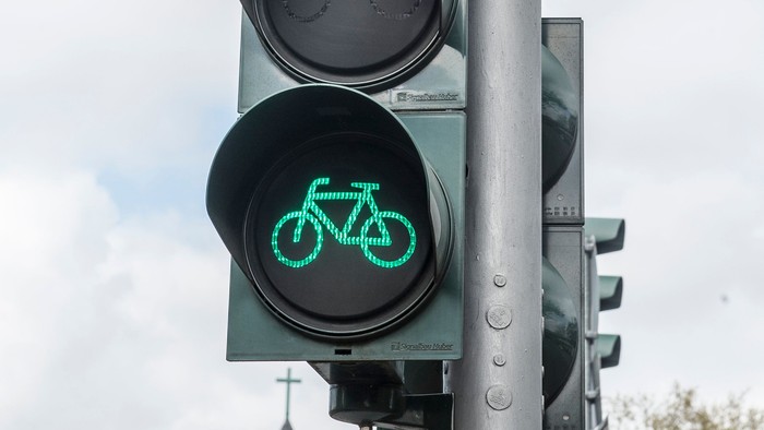 Ein Fahrradampel mit der grünen Licht an
