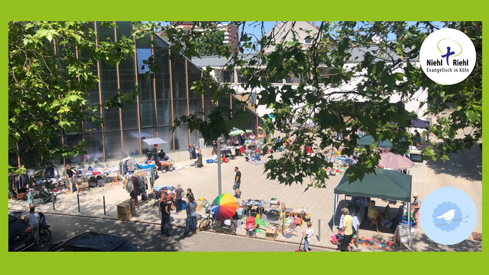 Flohmarktstände bei den Hofflohmärkten Riehl auf dem Kirchplatz vor der Stephanuskirche