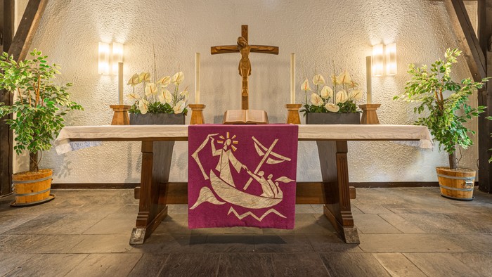 Altarraum in der Kapelle des Martin-Luther-Kirchhofs