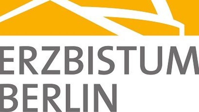 Das Logo zeigt eine Kirche mit Kreuz und dem Text 