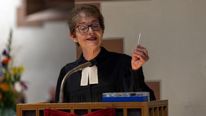 Pfarrerin Braunberger-Myers in der Alten Nikolaikirche zur Übergabe des Nagelkreuzes, Oktober 2025