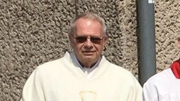 Eine Gruppe von Geistlichen in liturgischen Gewändern, die im Freien für ein Gruppenfoto posieren.