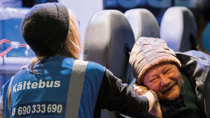 Ein Mann und eine FRau begrüßen sich.
