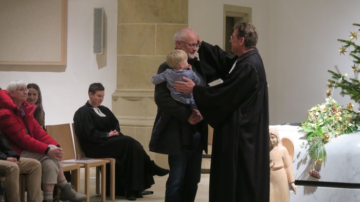 Hier sieht man Superintendenten André Ost, der den scheidenden Jugendreferenten Udo Schmidt-Albrecht segnet.