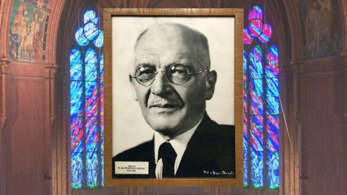 Foto von Pfarrer von Rabenau mit Hintergrund Apostel-Paulus-Kirchraum