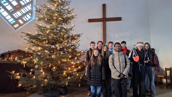 Schüler*innen zu Besuch in der Christuskirche - Foto im Innenraum.