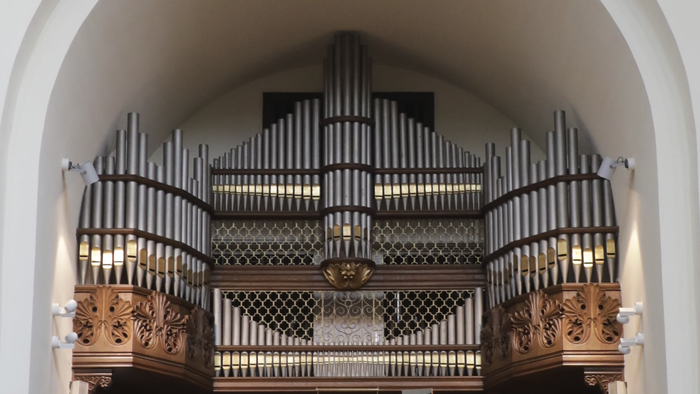 Orgel in Kirche, aufwendig gestaltet mit Holz und Metall.