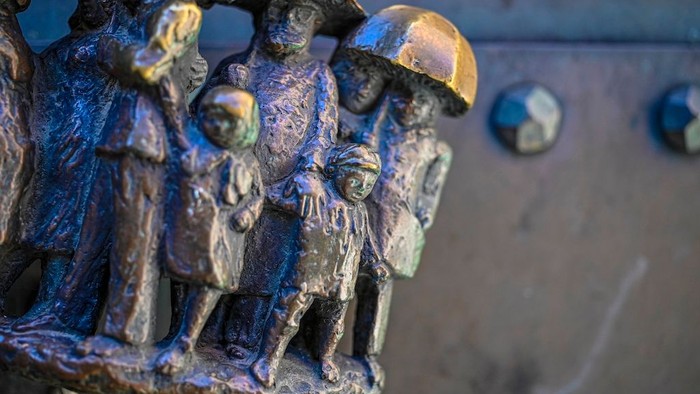 Komplexes Bronzerelief mit einer Darstellung mittelalterlicher Figuren zu Pferd und zu Fuß.