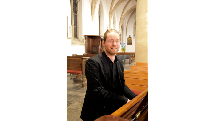 Toni Ulrich an einer Orgel