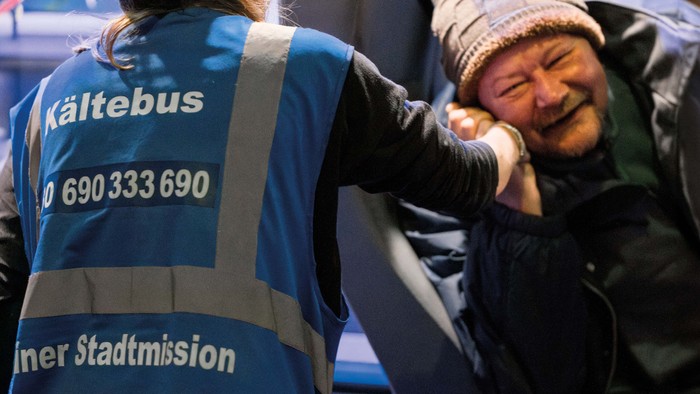 Ein Mann und eine FRau begrüßen sich.