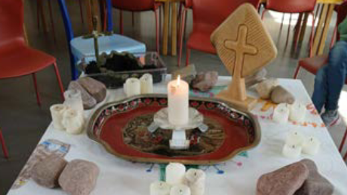 Geschmückter Tisch mit bunter Handabdruck-Tischdecke