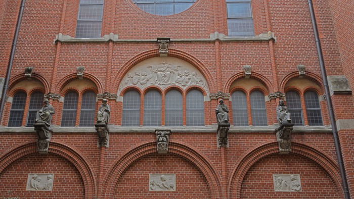 Foto von Reliefs an der Fassade des Stadtklosters