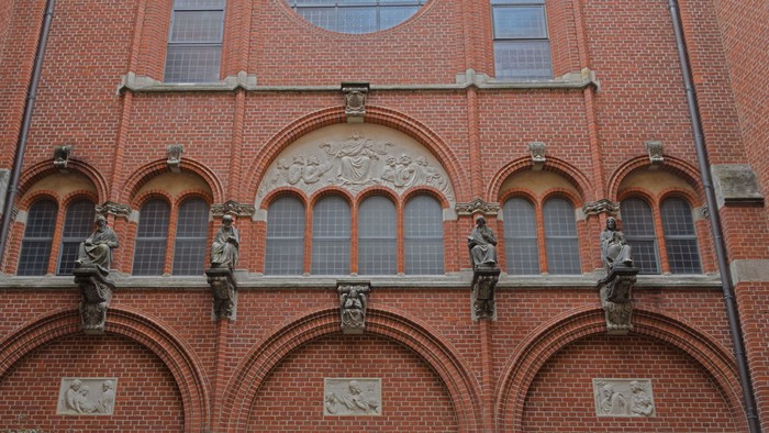 Foto von Reliefs an der Fassade des Stadtklosters