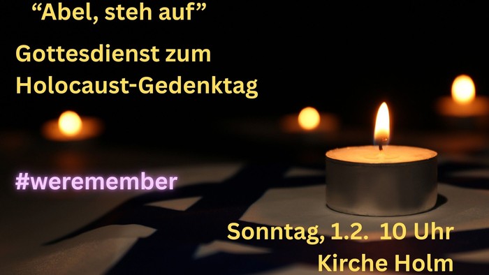 Gedenkveranstaltungshinweis zum Holocaust-Gedenktag mit brennenden Kerzen und Veranstaltungsdetails auf Deutsch.
