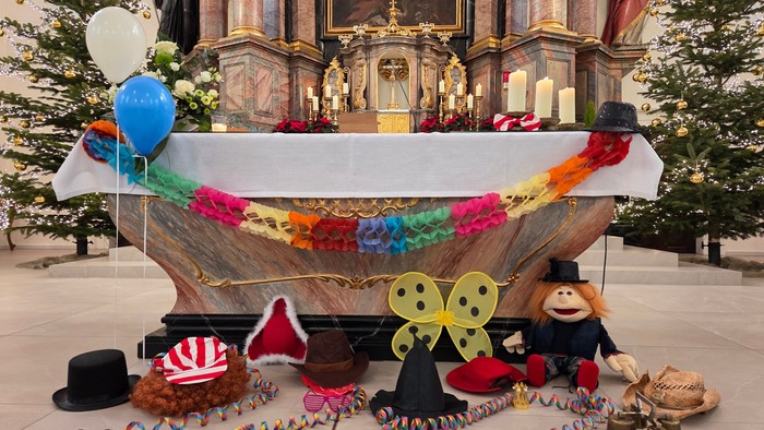 Altar mit Fastnachutensilien