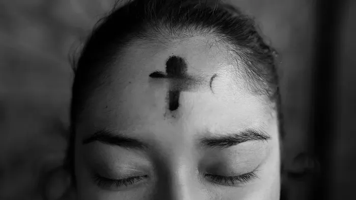 Kvinde med kors på panden