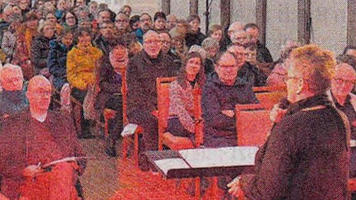 Eine öffentliche Versammlung oder Zusammenkunft mit Rednern, die vor einem aufmerksamen Publikum sprechen, das sitzt und steht.