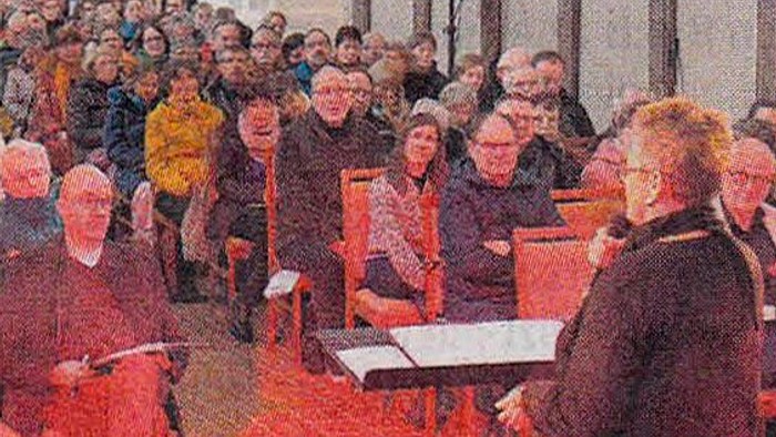 Eine öffentliche Versammlung oder Zusammenkunft mit Rednern, die vor einem aufmerksamen Publikum sprechen, das sitzt und steht.