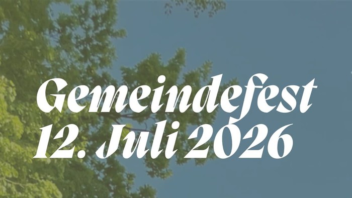 Plakat mit Terminen für das Gemeindefest am 12.Juli 2026. Im Hintergrund ist die Stiftskirche zu sehen