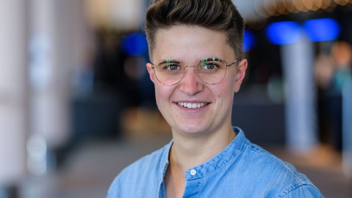 Portrait von Anna-Nicole Heinrich, Präses der Synode der Evangelischen Kirche in Deutschland