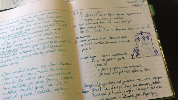 Håndskrevne journalnoter med en skitse, inklusive personlige refleksioner og en kortlignende tegning.