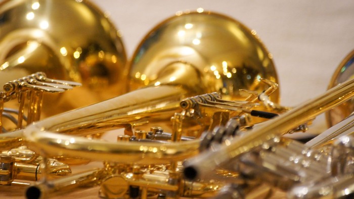 Eine Nahaufnahme von drei Trompeten, die auf einem Tisch liegen