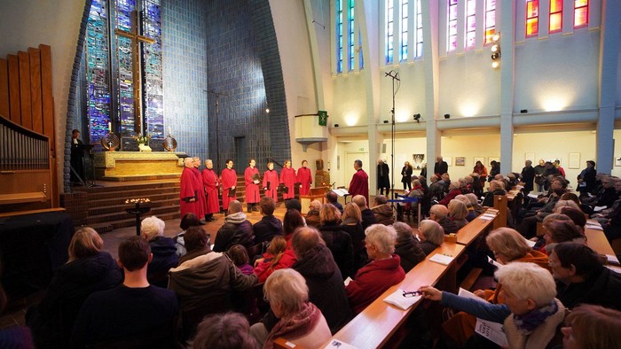 In der Kirche singt ein Chor vor Publikum