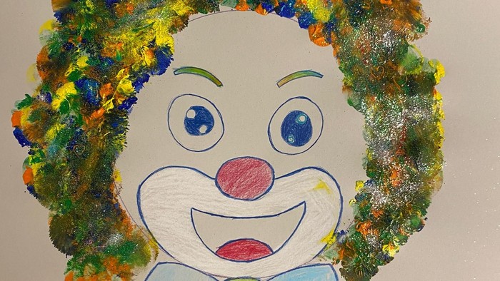 Bunte Clownsgesicht mit strukturiertem Haar aus lebhaften Farbspritzern, das eine Fliege trägt.