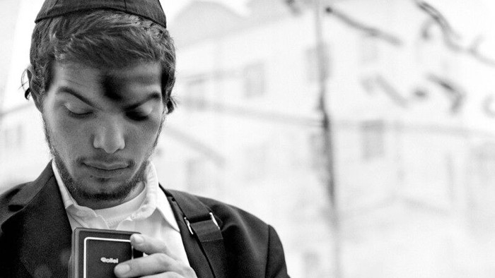 Selbstportrait von Benyamin Reich zeigt den Künstler mit seiner Kamera