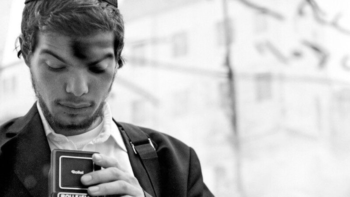 Selbstportrait von Benyamin Reich zeigt den Künstler mit seiner Kamera