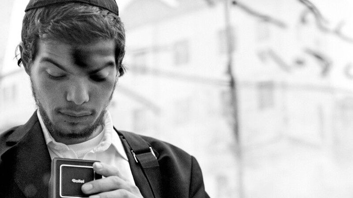 Selbstportrait von Benyamin Reich zeigt den Künstler mit seiner Kamera